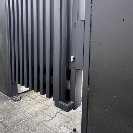 Furtka grzebieniowa 920mm x 1700mm (profil ocynkowany 60mm x 40mm) rozstaw co 4cm - prawa - czarna STR RAL9005