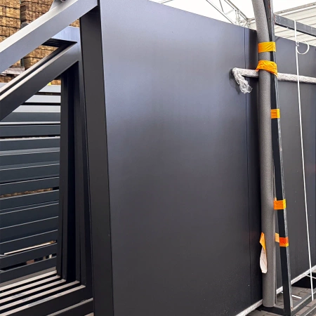 OUTLET - Brama przesuwna aluminiowa - pełna 5000mm x 1500mm, grubość 48 mm, (blacha dwustronna - 4mm) LEWA - RAL7021 (mat struktura) - przeciwwaga niezabudowana + słupy