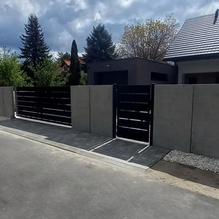 OUTLET - Brama przesuwna palisadowa 4000mm x 1600mm ocynkowana ogniowo malowana proszkowo - palisada szeroka deska, profil 28cm rozstaw co 2,25cm, lewa, RAL 7016 