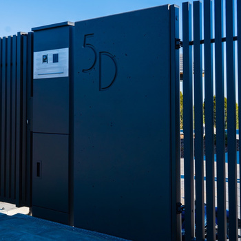 Mur personalizowany L 240cm x 100cm x 90cm + totem + śruby zamkowe - antracyt