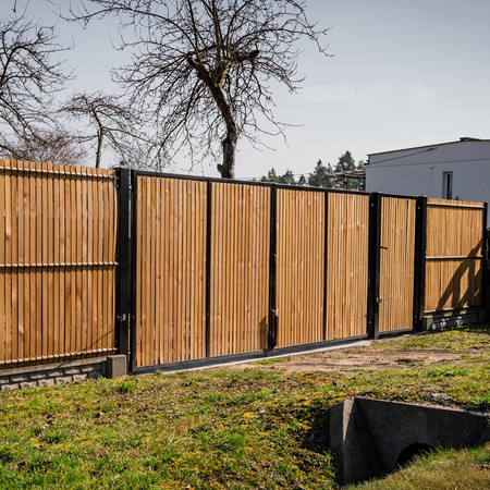 Brama panelowa dwuskrzydłowa 2D SOLID (6/5/6) 4000mm x 1500mm RAL9005 z przesłoną w kolorze naturalnym