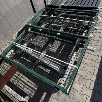 OUTLET -  Brama panelowa dwuskrzydłowa 3D o wymiarze 4000mm x 1530mm + furtka panelowa 3D o wym. 1000mm x 1530mm zielona RAL6005