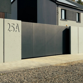 OUTLET - Brama przesuwna aluminiowa - pełna 5000mm x 1500mm, grubość 48 mm, (blacha dwustronna - 4mm) LEWA - RAL7021 (mat struktura) - przeciwwaga niezabudowana + słupy
