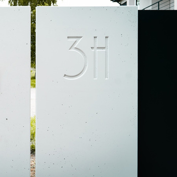 Mur personalizowany L 240cm x 100cm x 90cm + totem + śruby zamkowe - jasny popiel RAL7035