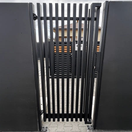 Furtka grzebieniowa 920mm x 1700mm (profil ocynkowany 60mm x 40mm) rozstaw co 4cm - prawa - czarna STR RAL9005