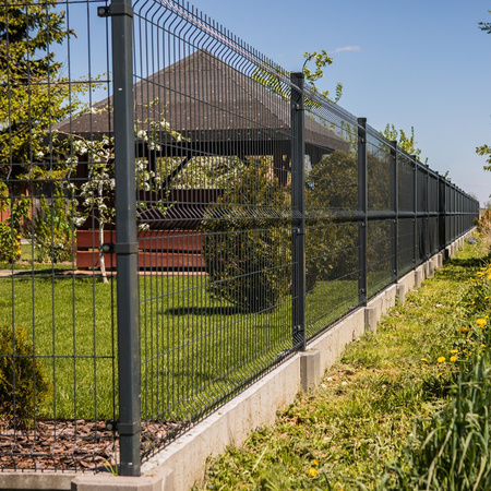 Ogrodzenie panelowe 3D (fi-5mm) o wys. 1230mm - 125MB z podmurówką (piaskowiec) montowane za pomocą ceownika stalowego hi-30 (zestaw - panele, słupki, obejmy) RAL7016