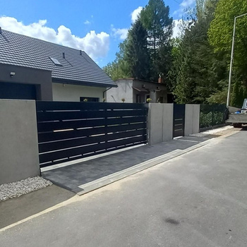 OUTLET - Brama przesuwna palisadowa 4000mm x 1600mm ocynkowana ogniowo malowana proszkowo - palisada szeroka deska, profil 28cm rozstaw co 2,25cm, lewa, RAL 7016